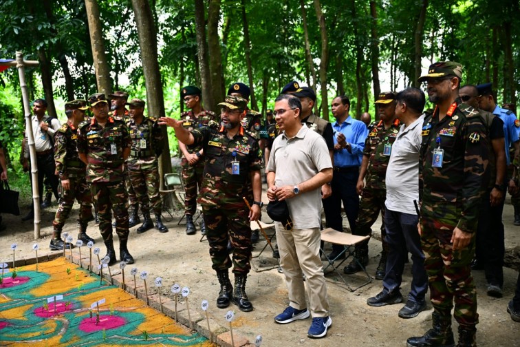 সেনাবাহিনীর গ্রীষ্মকালীন মহড়া আকস্মিক পরিদর্শনে...প্রধানমন্ত্রী